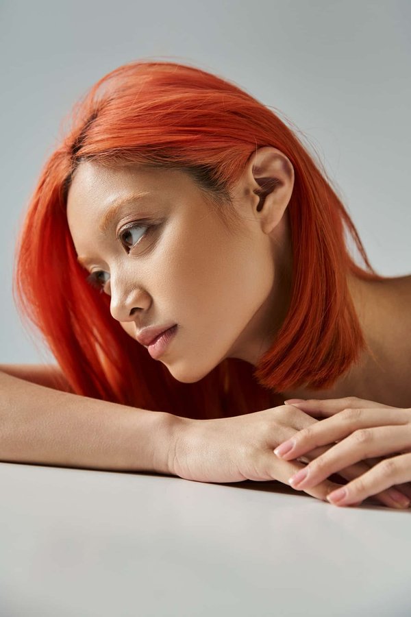 Comment réaliser une coiffure sophistiquée pour un mariage quand on a les cheveux courts?