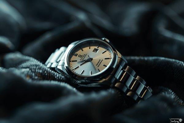 Montre avec bracelet en acier : comment mettre en valeur cet accessoire ?